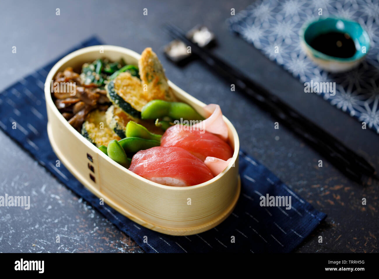 Bento giapponese Casella pranzo con sushi e verdure Foto Stock