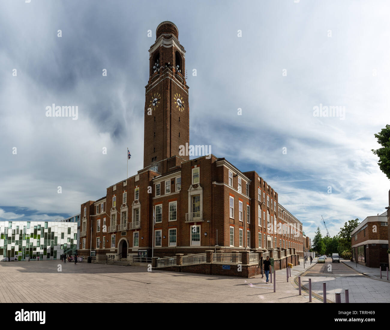 London, England, Regno Unito - 1 Giugno 2019: il sole splende sul ventesimo secolo mattone Barking Town Hall, sede del London Borough of Barking e Dagenham consiglio Foto Stock
