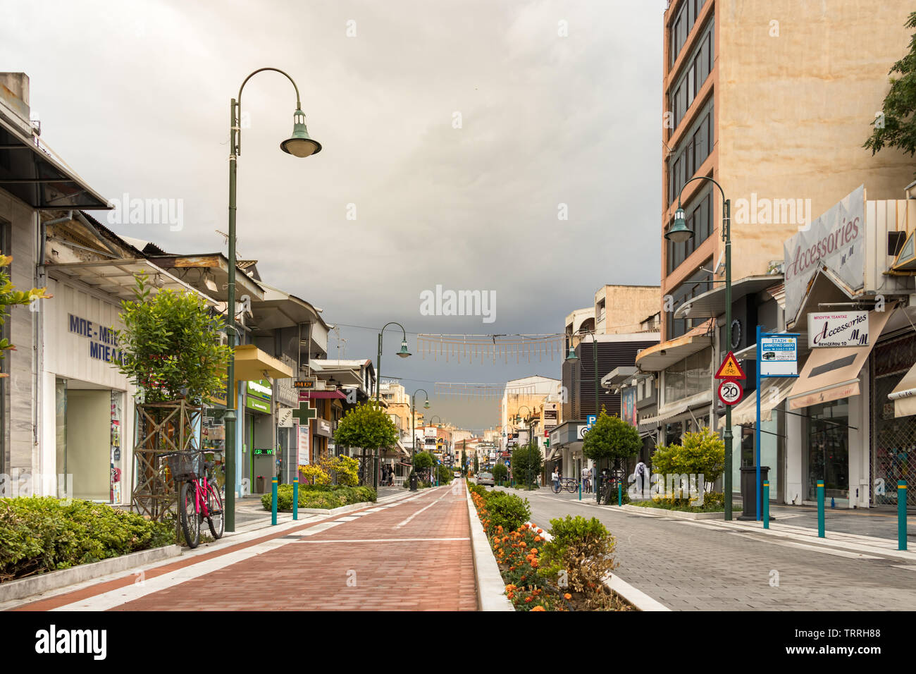 Larissa, Grecia - 5 Giugno 2019: Il nuovo marciapiede di Venizelou Street nella città di Larissa, Grecia. Foto Stock