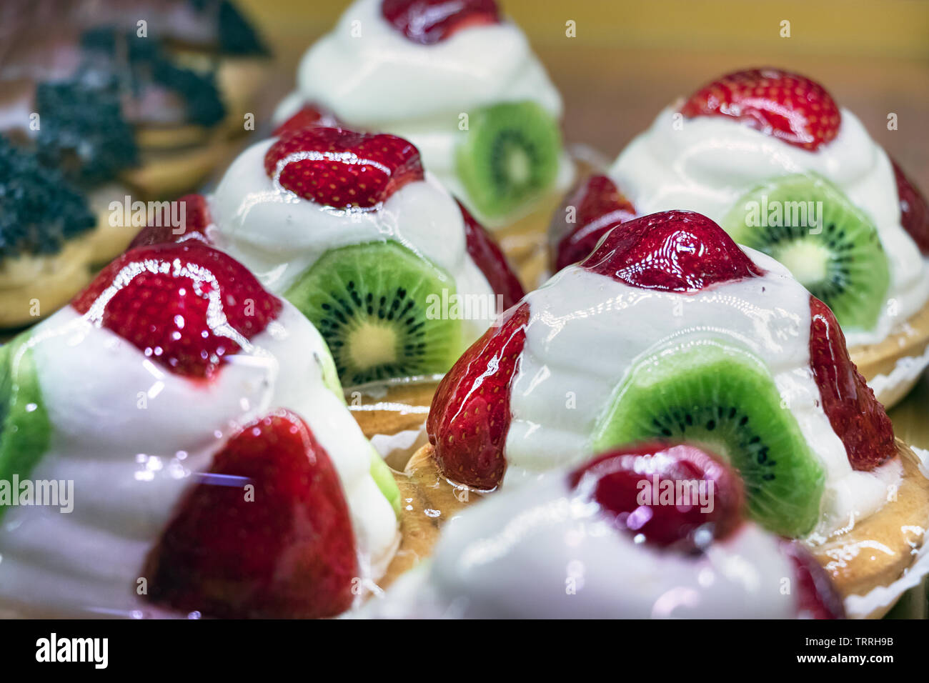 Primo piano della shortcake greco - tartakia con panna, kiwi e fragole Foto Stock