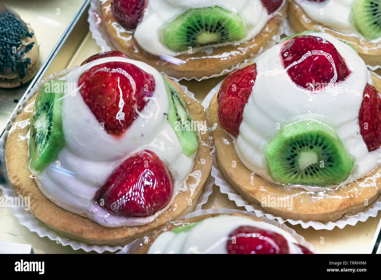 Primo piano della shortcake greco - tartakia con panna, kiwi e fragole Foto Stock