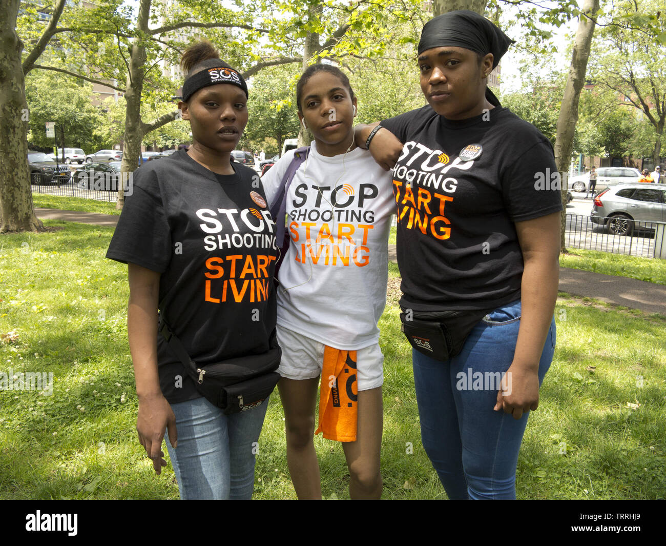 NYC Solidarity Walk with Gun violence Survivors at Cadman Plaza in Brooklyn, NY, 8 giugno 2019. Magliette leggere, "Top Shooting, Start Living". Foto Stock