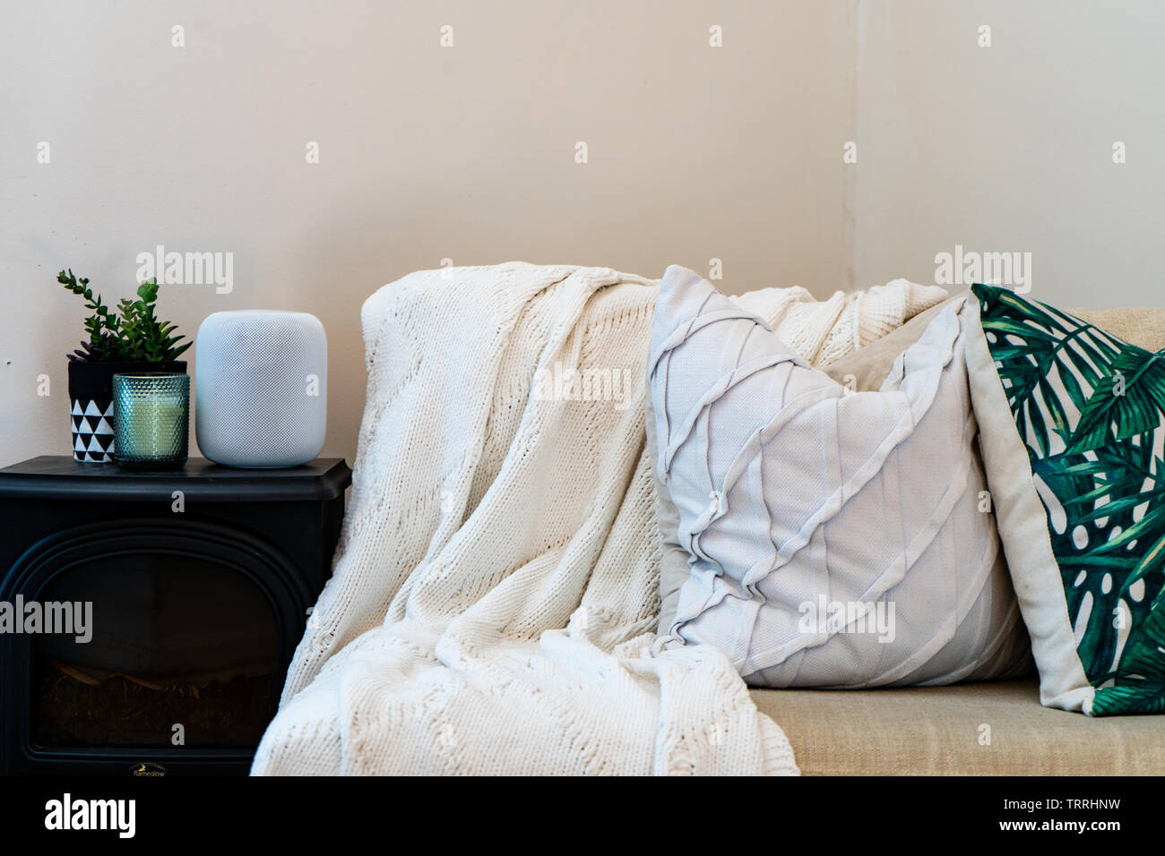 Apple Home pod in soggiorno impostazione. Foto Stock