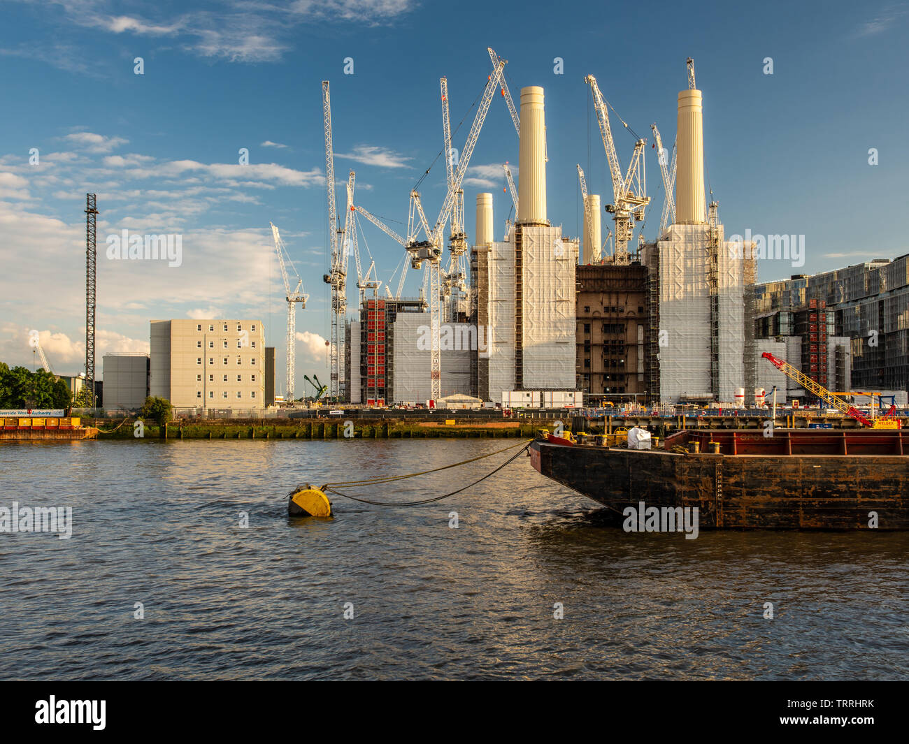 London, England, Regno Unito - 28 Maggio 2019: gru a torre circondano la Battersea Power Station durante la rigenerazione del post-industrial Nine Elms neighborho Foto Stock