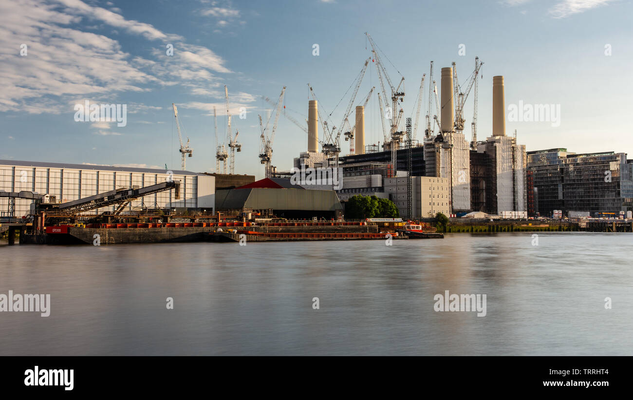London, England, Regno Unito - 28 Maggio 2019: gru a torre circondano la Battersea Power Station durante la rigenerazione del post-industrial Nine Elms neighborho Foto Stock