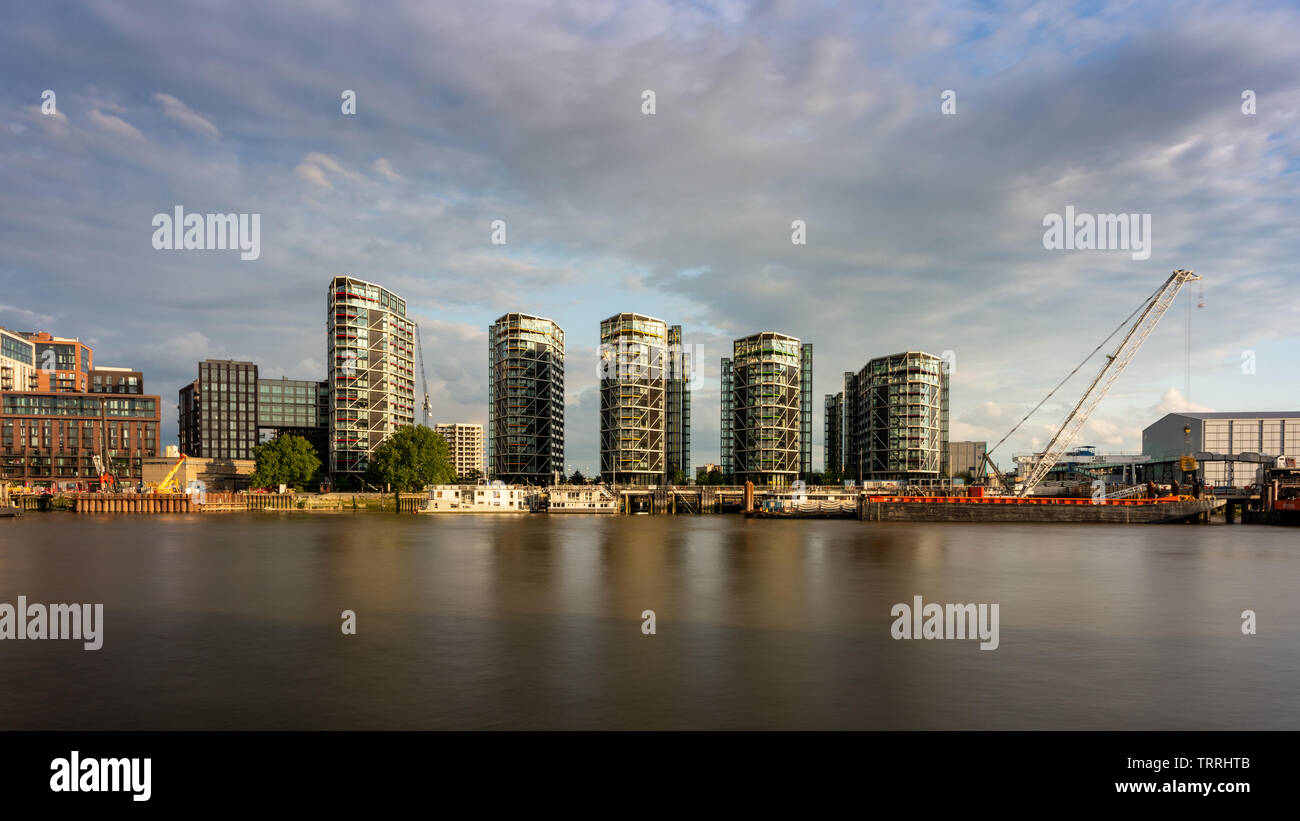 London, England, Regno Unito - 28 Maggio 2019: Serata sole splende su costruire nuovi edifici di appartamenti a Riverlight in Nine Elms rigenerazione urbana neighborhoo Foto Stock