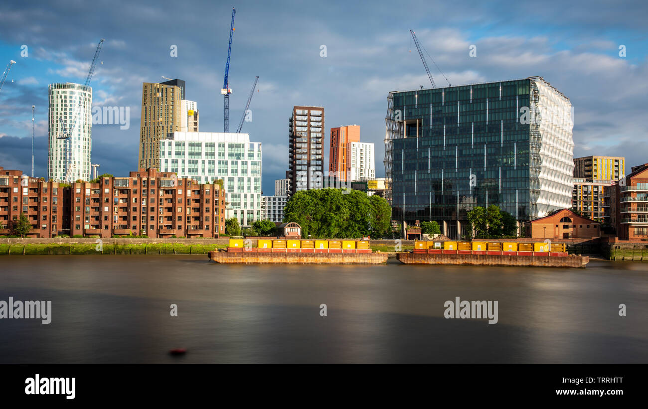 London, England, Regno Unito - 28 Maggio 2019: ufficio moderno ed edifici di appartamenti, compresa l'Ambasciata statunitense, stand fra gru edili in Nine Elms Foto Stock