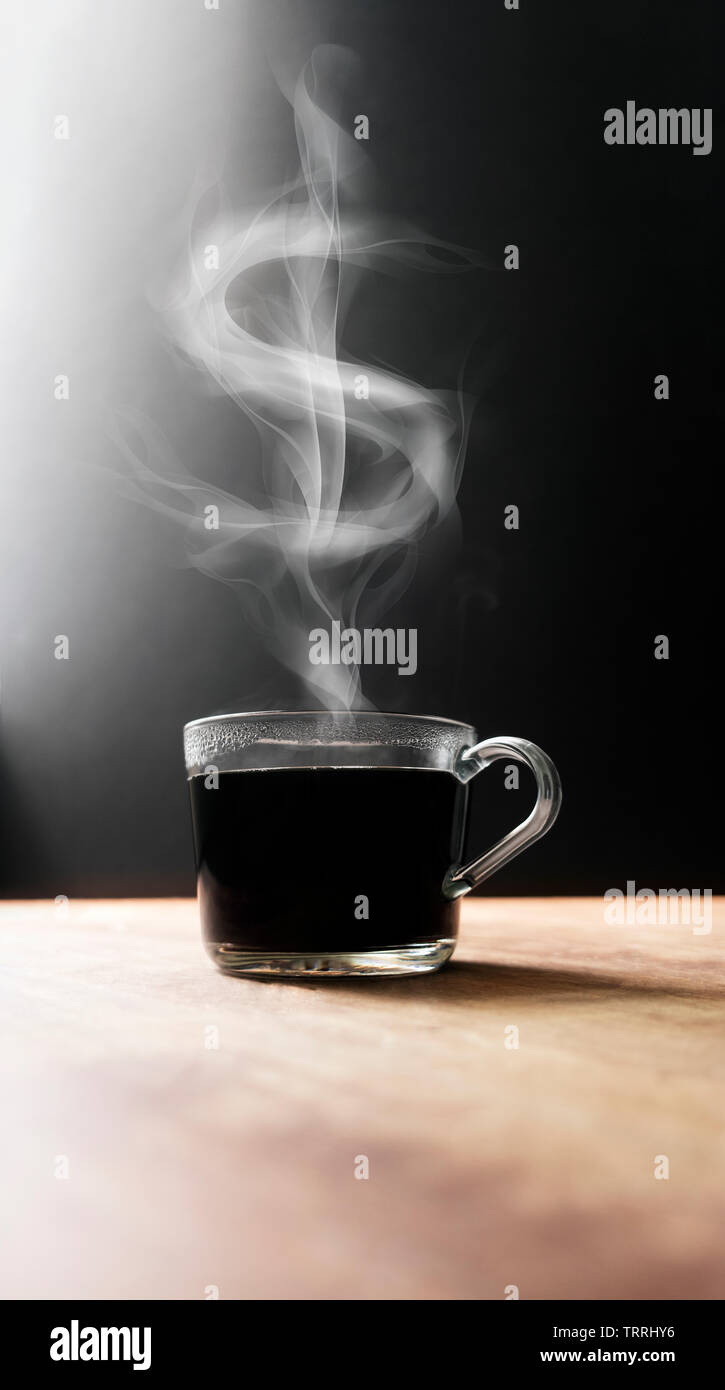 Tazza di caffè con steamy dollar sign simbolo. Vetro tazza da caffè con denaro dollaro vapore. Foto Stock