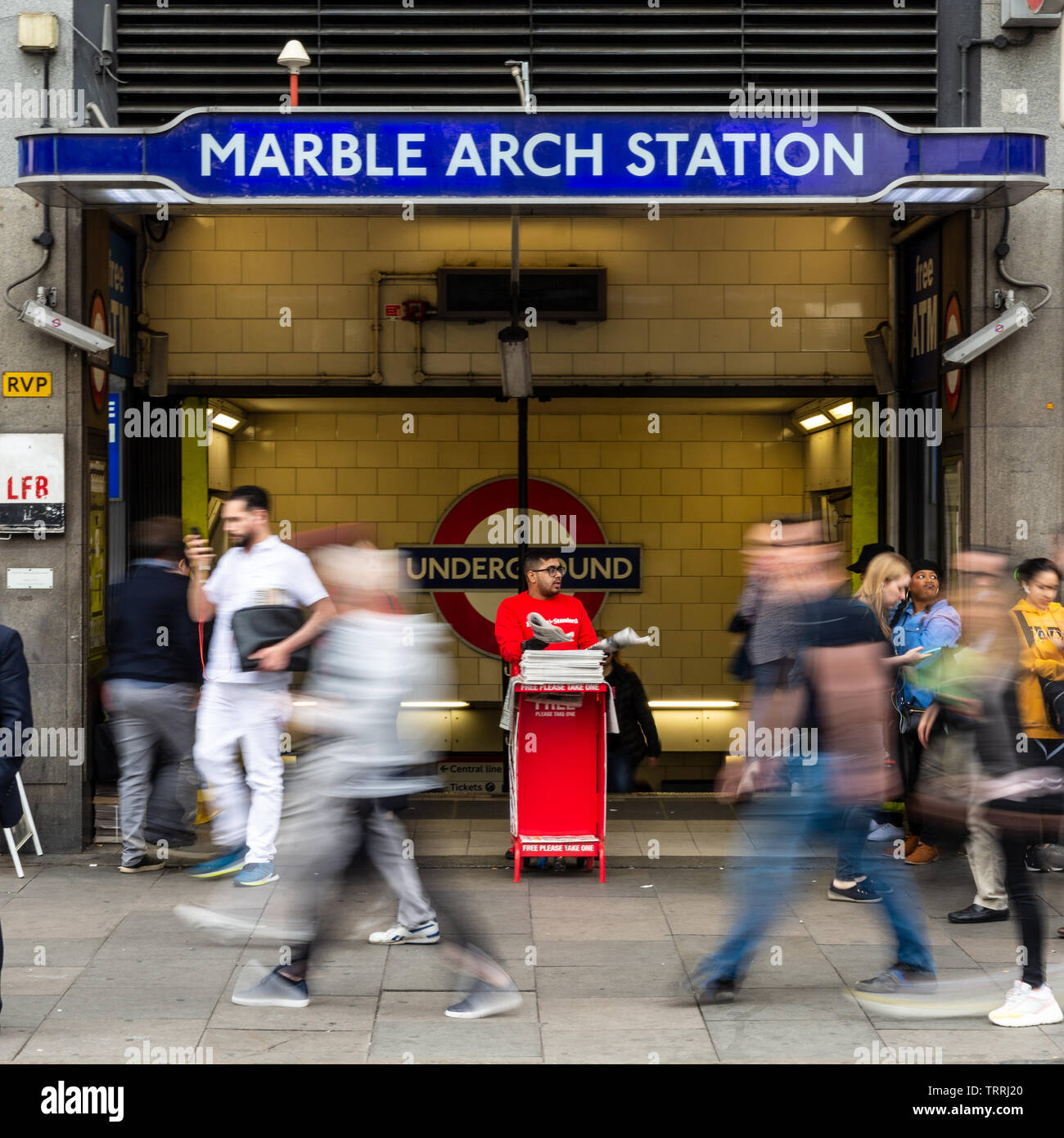 London, England, Regno Unito - 23 Aprile 2019: folle di pendolari a piedi passato l'ingresso alla stazione metropolitana di Marble Arch in ora di punta a Londra, in Oxford Street. Foto Stock