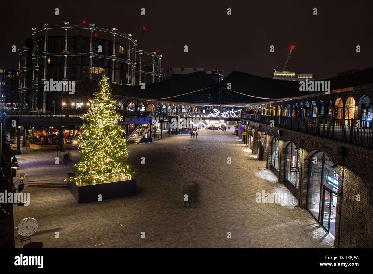 London, England, Regno Unito - 14 dicembre 2018: la gente a piedi passato le decorazioni di Natale al carbone scende shopping centre in London King's Cross regeneratio Foto Stock