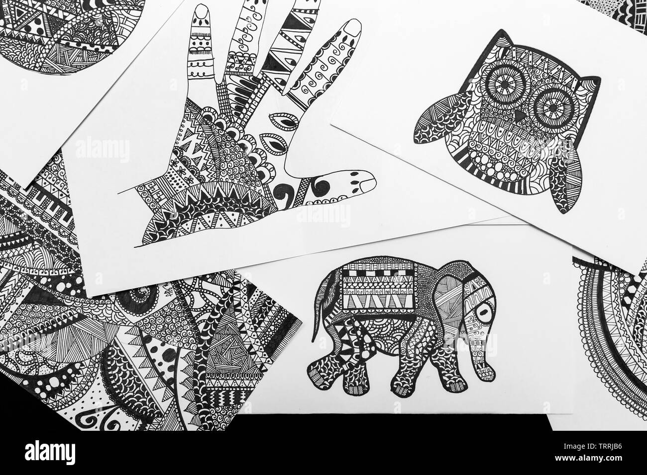 Manila, Filippine - Agosto 18, 2016: disegnati a mano in bianco e nero scarabocchio schizzi, colorazione pagine mandala Foto Stock
