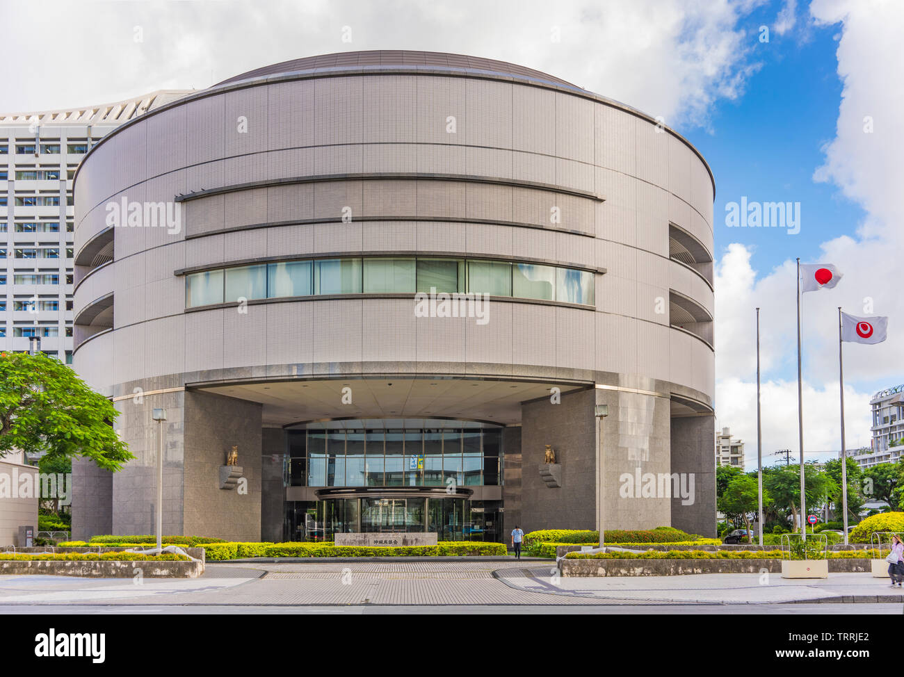 Okinawa prefectural edificio per uffici in Giappone con la bandiera nazionale Foto Stock