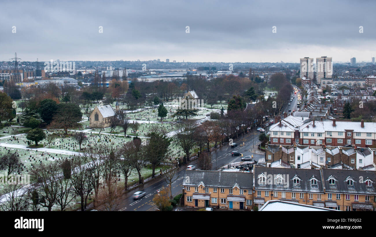 London, England, Regno Unito - 5 Dicembre 2012: inverno il gelo e la neve si trova nel cimitero di Lambeth su Blackshaw Road a Tooting. Foto Stock