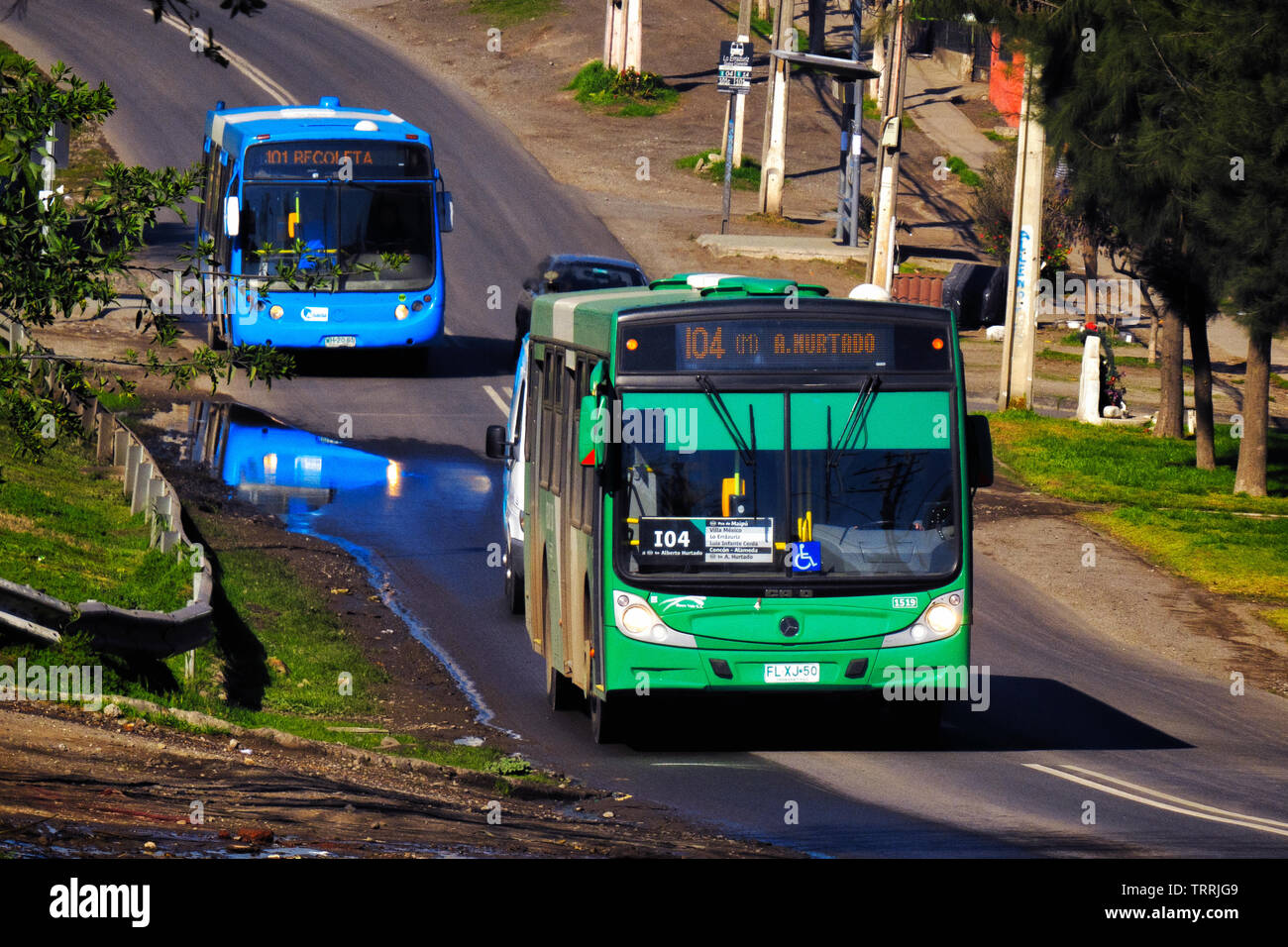 SANTIAGO DEL CILE - Agosto 2014: due autobus Transantiago nei sobborghi su Cerrillos Foto Stock
