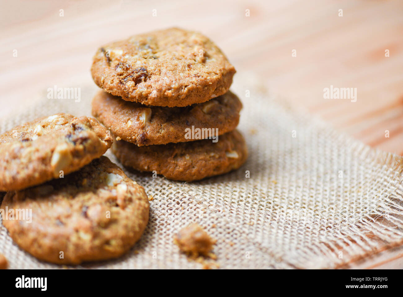 I cookie di uva di Corinto secca e il dado sul sacco close up Foto Stock