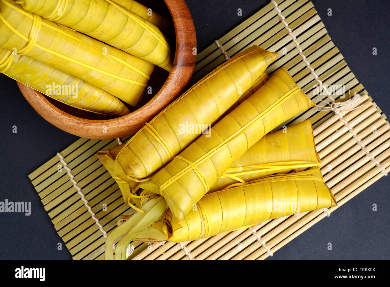 Suman sa Ibo, un appiccicoso tradizionale torta di riso avvolto in foglie di buli Foto Stock