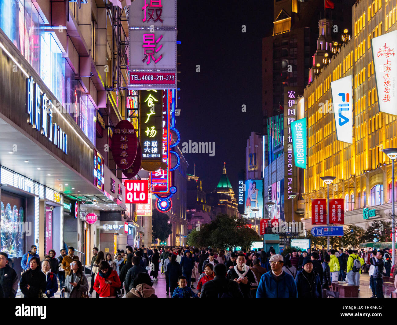 SHANGHAI, Cina - 12 MAR 2019 - notte /sera vista degli acquirenti e le luci al neon lungo la affollata strada pedonale di Nanjing East Road (Nanjing Foto Stock