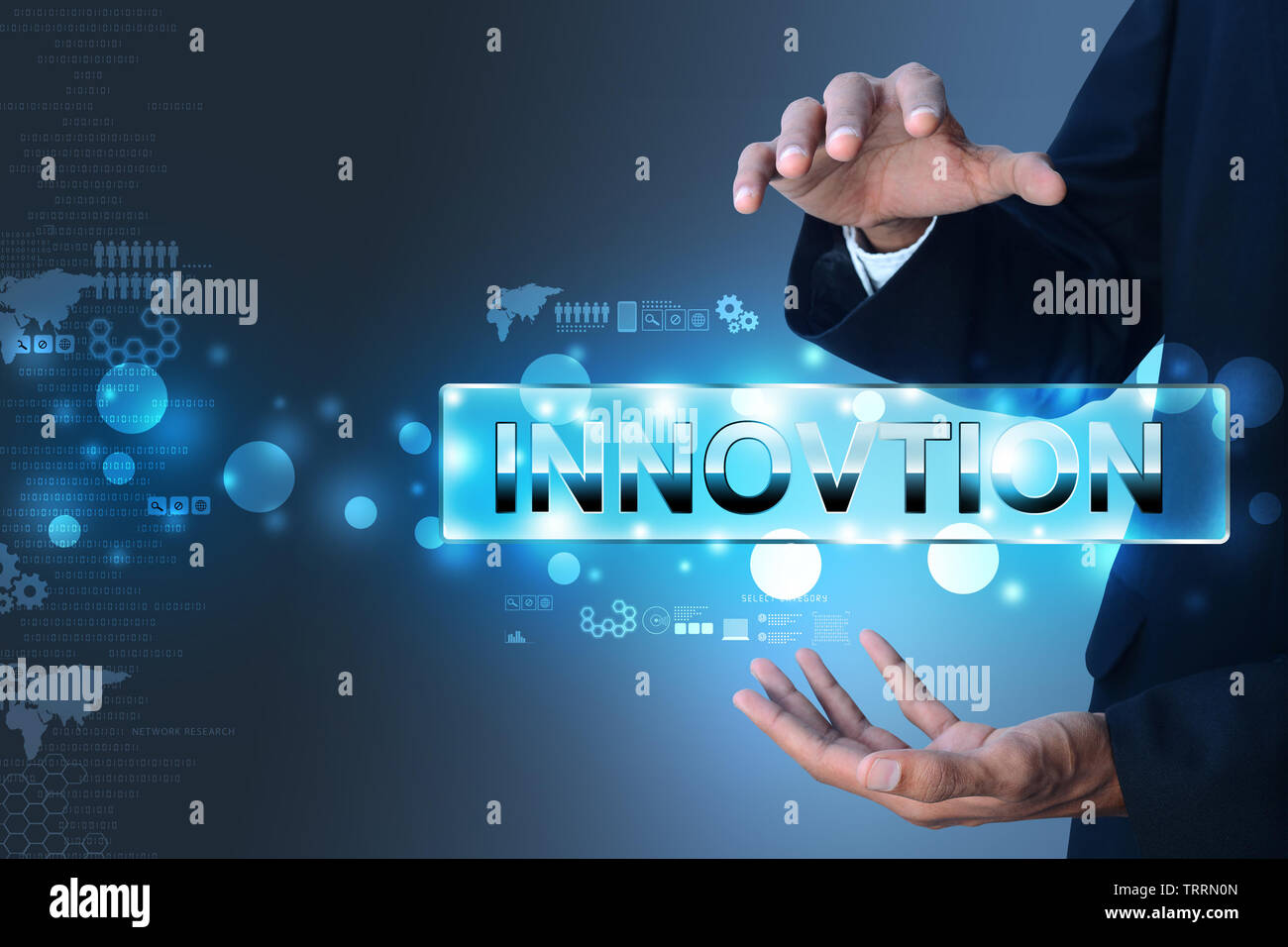 Man mano che mostra la parola innovazione Foto Stock