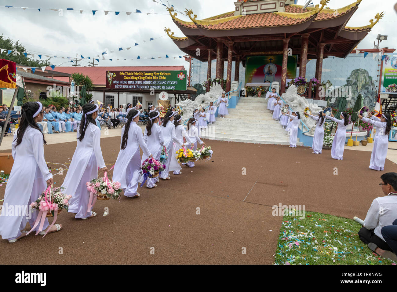 New Orleans, Louisiana - Giorno della Madre viene celebrato con una processione e la danza dei fiori e messa a Nostra Signora di Lavang missione. La chiesa serve vie Foto Stock