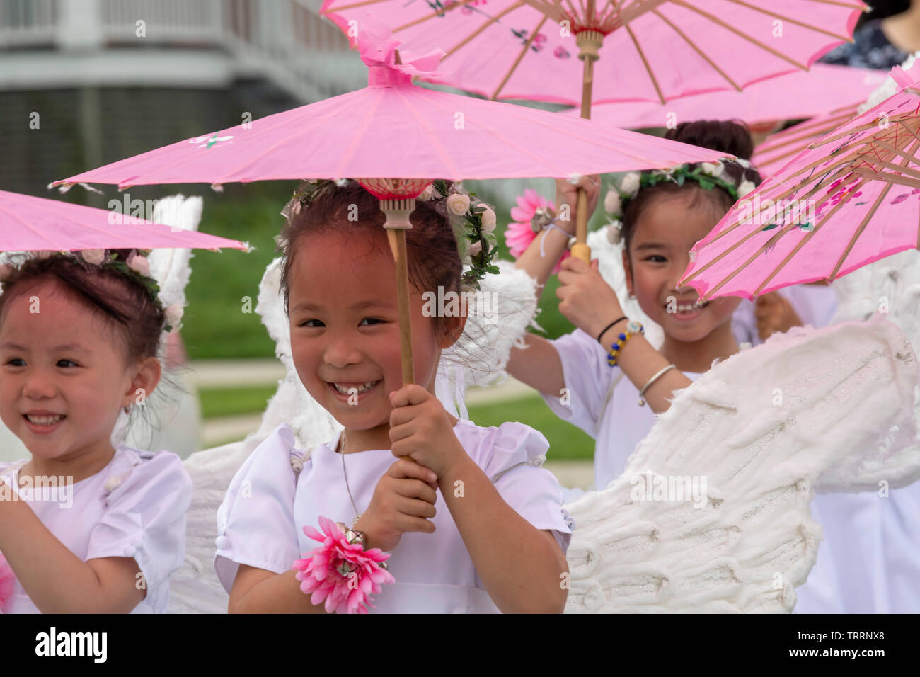 New Orleans, Louisiana - Giorno della Madre viene celebrato con una processione e la danza dei fiori e messa a Nostra Signora di Lavang missione. La chiesa serve vie Foto Stock