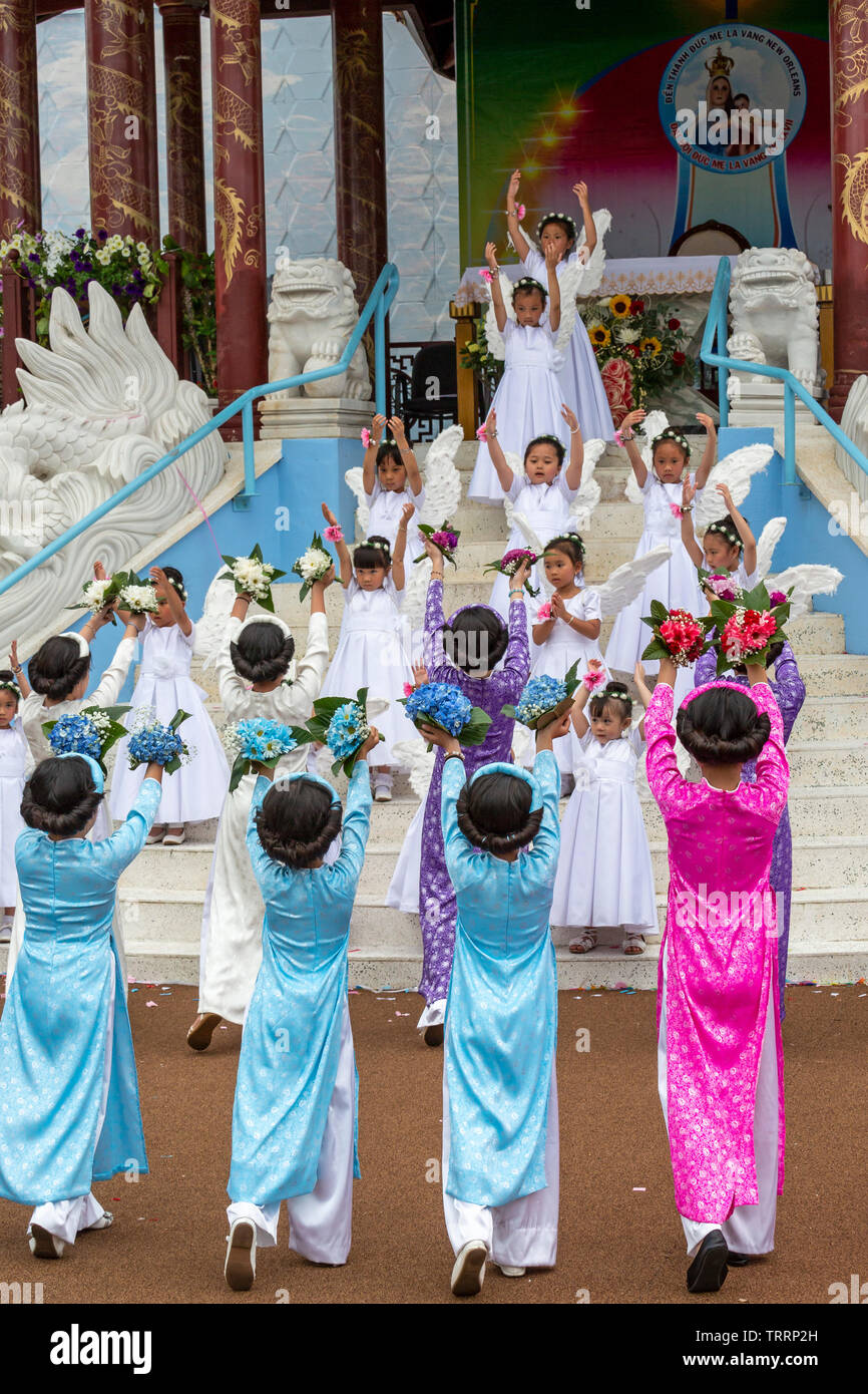 New Orleans, Louisiana - Giorno della Madre viene celebrato con una processione e la danza dei fiori e messa a Nostra Signora di Lavang missione. La chiesa serve vie Foto Stock