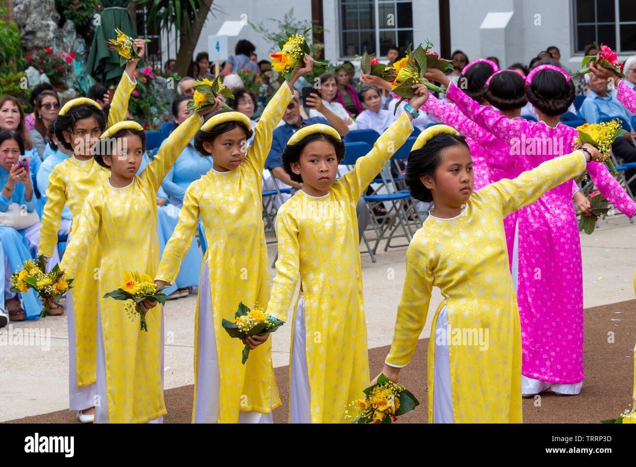 New Orleans, Louisiana - Giorno della Madre viene celebrato con una processione e la danza dei fiori e messa a Nostra Signora di Lavang missione. La chiesa serve vie Foto Stock