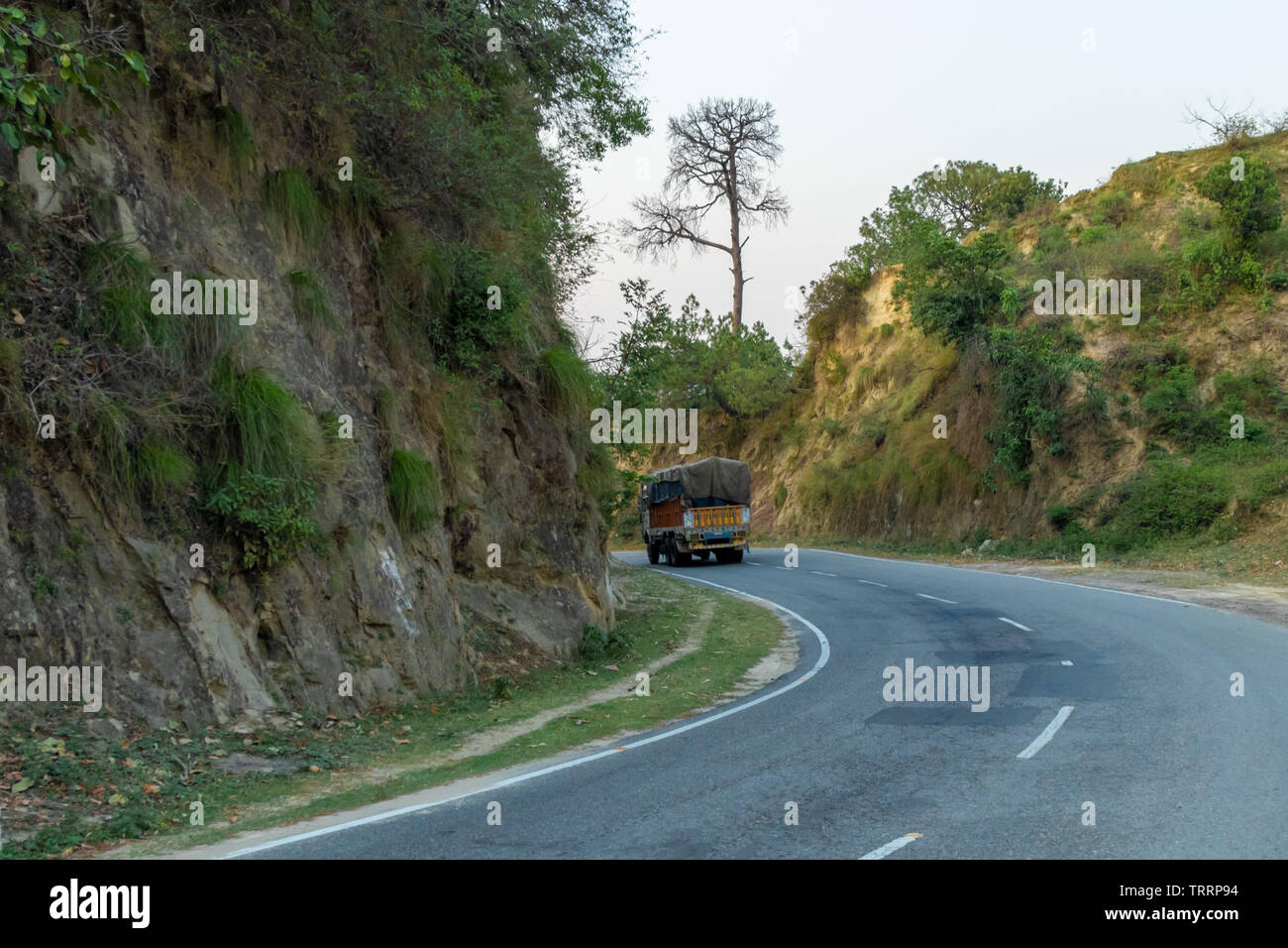Carrello girando su strada curva o in autostrada in zona collinare. Foto Stock