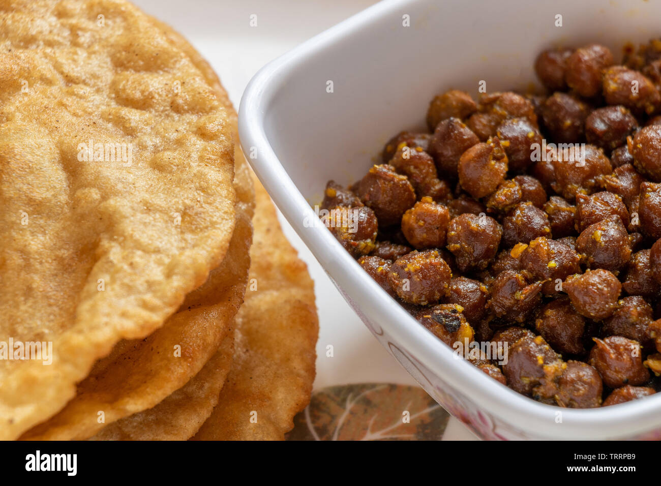 Kala Channa con puri, piatto indiano o nero ceci con pane fritto. Messa a fuoco selettiva. Foto Stock