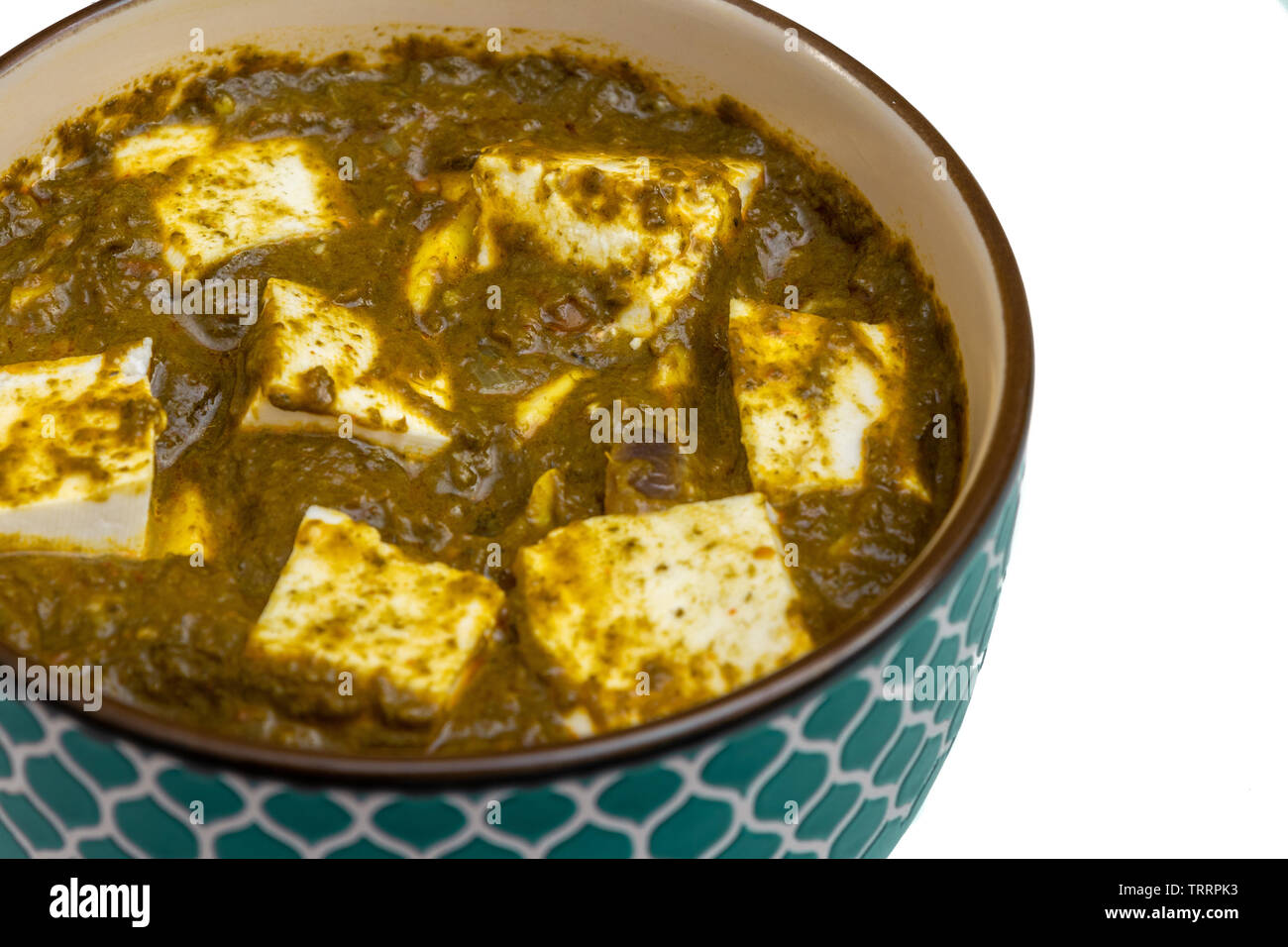 Palak paneer o spinaci e ricotta curry un corso principale ricetta in India, servita in una ciotola, isolato. messa a fuoco selettiva Foto Stock