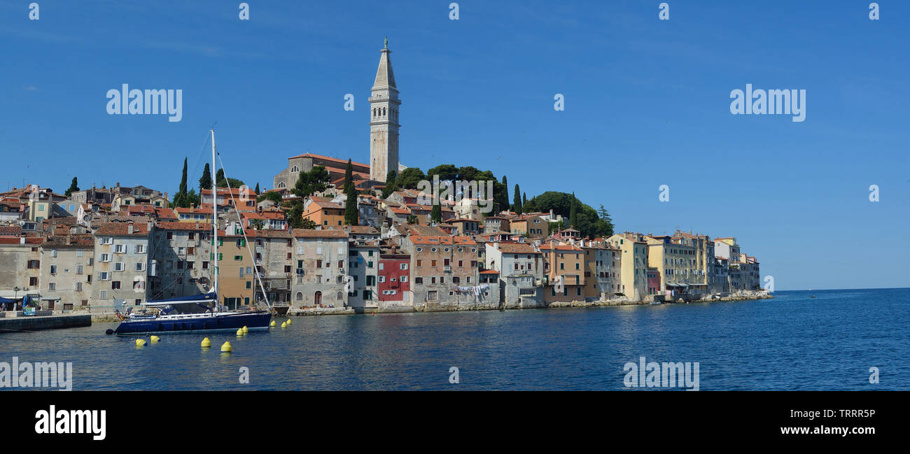 Rovigno città vecchia penisola con la Chiesa di Sant'Eufemia sulla Costa Adriatica linea Istria Croazia. Foto Stock
