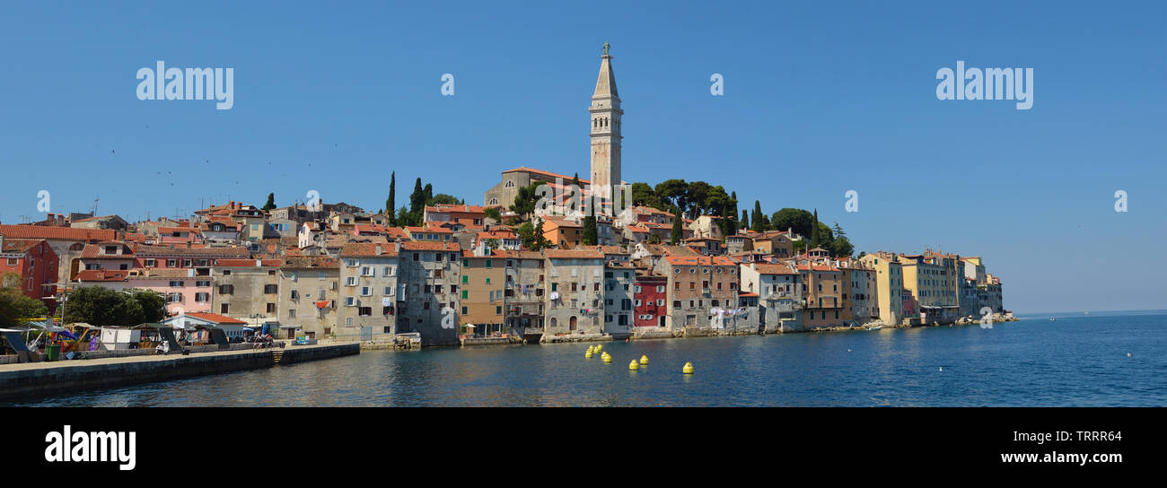 Rovigno città vecchia penisola con la Chiesa di Sant'Eufemia sulla Costa Adriatica linea Istria Croazia. Foto Stock