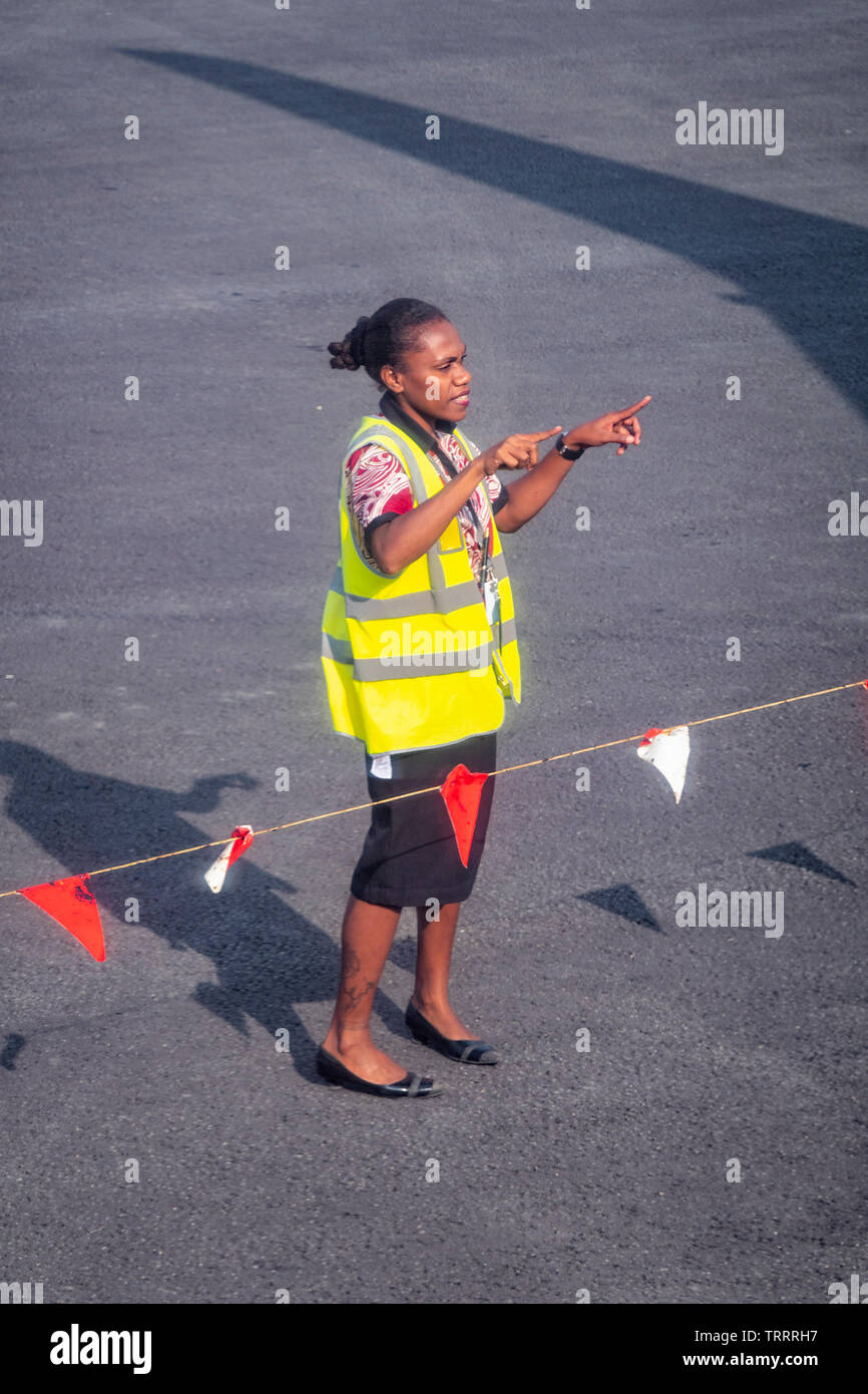 Femmina equipaggio di terra in corrispondenza di Bauerfield aeroporto internazionale di Port Vila, l'isola di Efate, Vanuatu, Melanesia Foto Stock