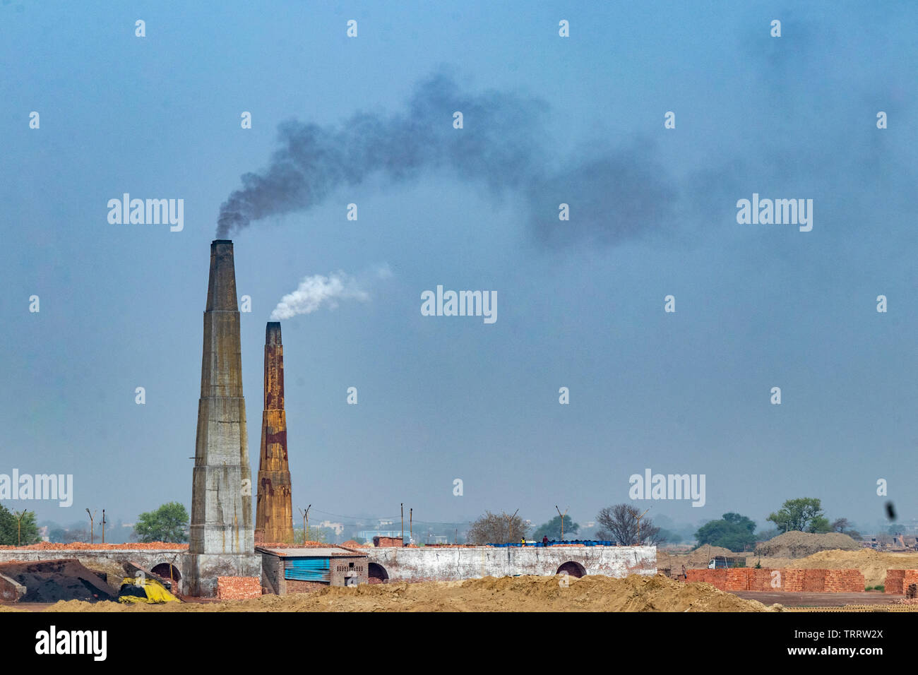 Fango fornaci di mattoni in India la produzione di fumo o l'inquinamento Foto Stock