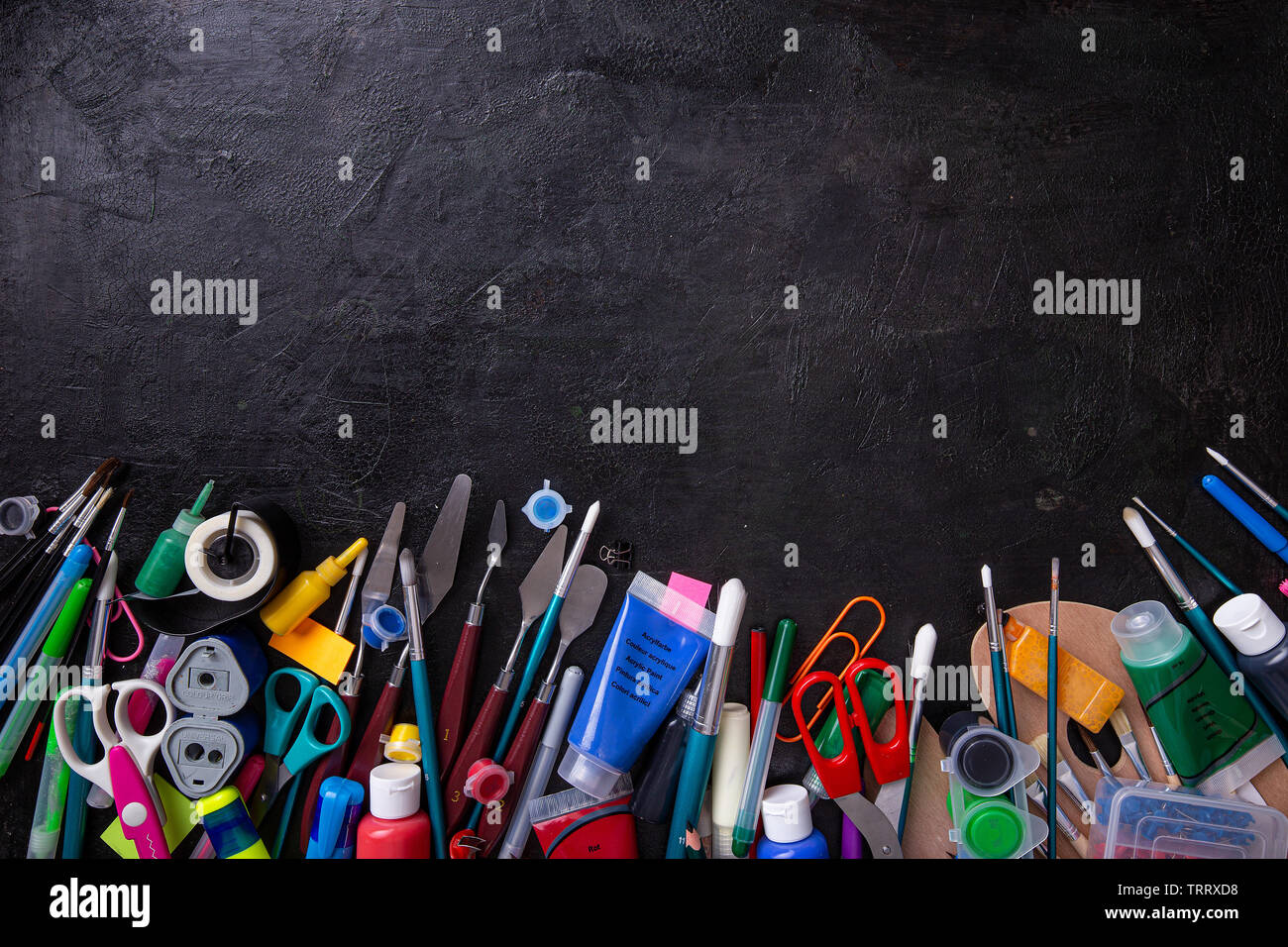 Forniture scolastiche sulla lavagna sfondo. Concetto di istruzione e studio Foto Stock