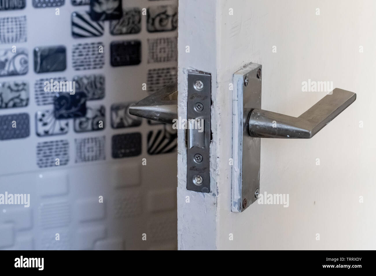 Maniglia esterna della porta e la serratura di sicurezza. Architettura, battito Foto Stock