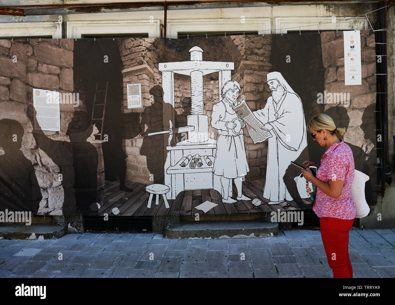 Montenegro una donna che cammina su Cetinje la strada principale. Foto Stock
