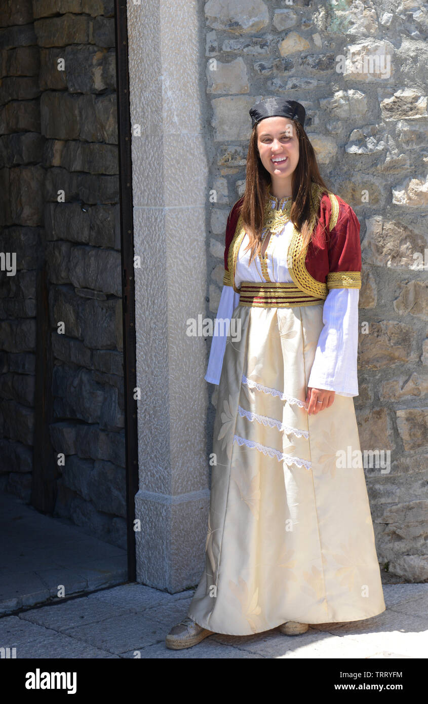 Montenegro una donna vestiti in abiti tradizionali. Foto Stock