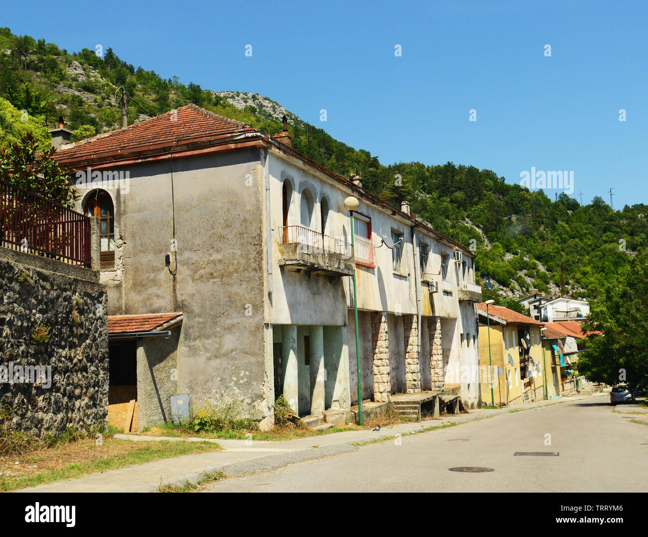 Vecchi edifici di Rijeka Crnojevića, Montenegro. Foto Stock