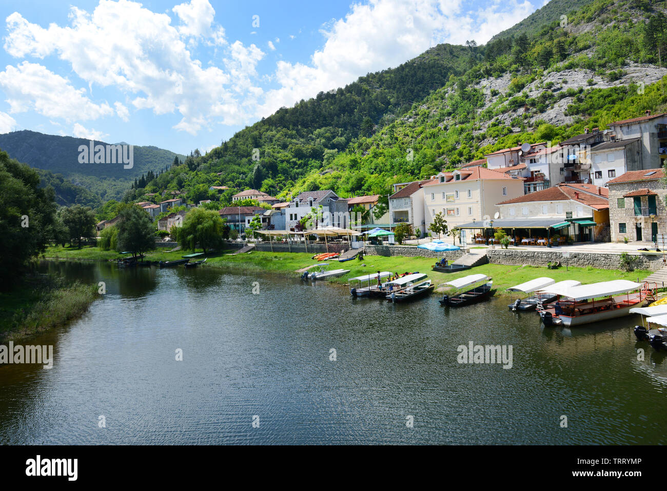La tranquilla città di Rijeka Crnojevića in Montenegro. Foto Stock