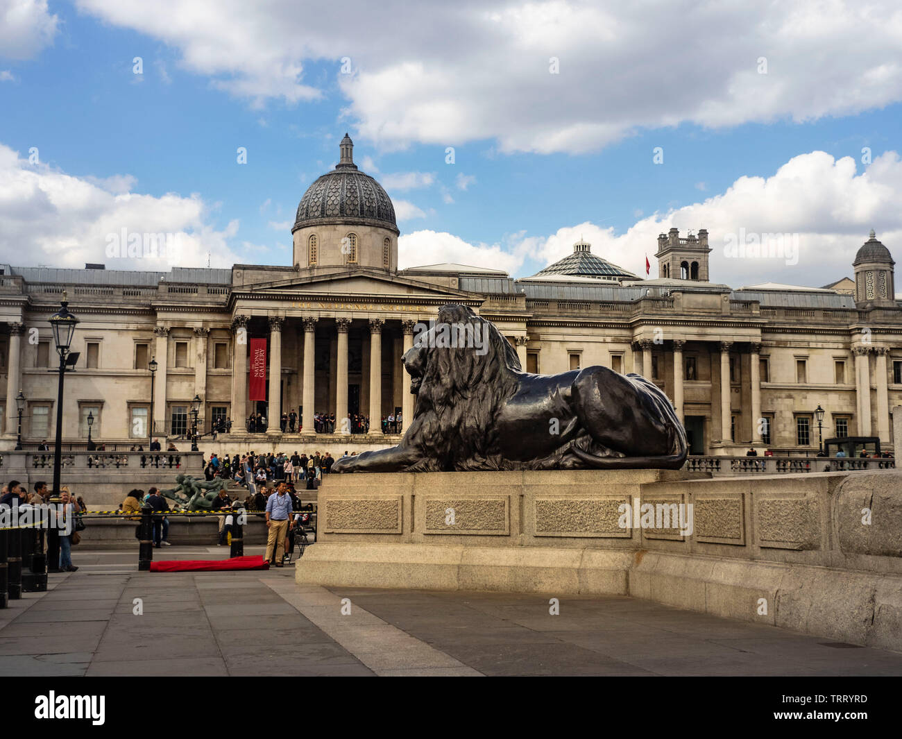 London, Regno Unito: 12 Maggio 2019: turisti visitano Trafalgar Square a Londra. La capitale del Regno Unito è uno dei più popolari attrazioni turistiche sull'orecchio Foto Stock