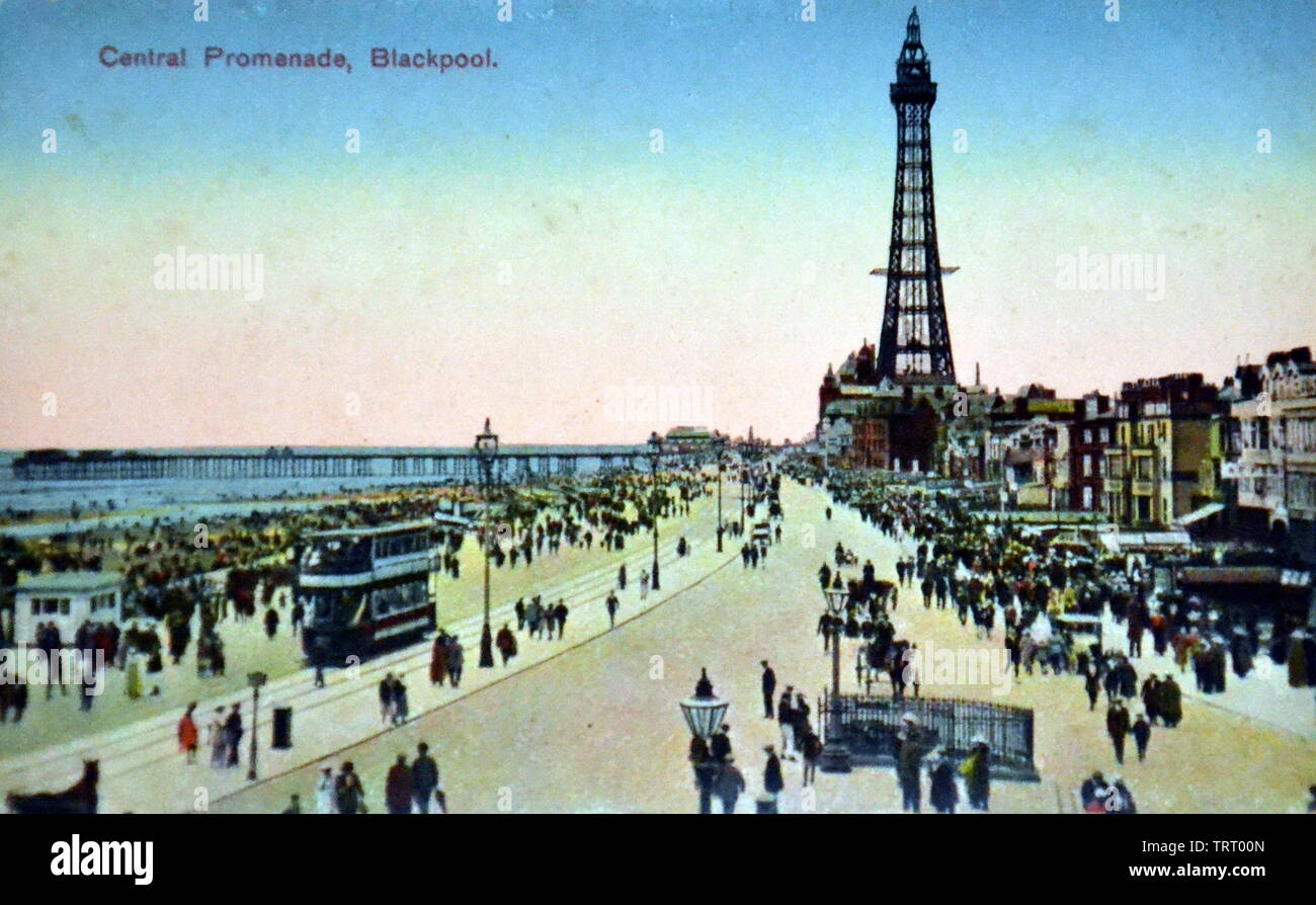 Uno dei primi anni del ventesimo secolo cartolina di Central Promenade, Blackpool, Lancashire, mostrando la Blackpool Tower. Blackpool è una località balneare nella contea di Lancashire sul Mare d'Irlanda costa dell'Inghilterra. La Blackpool Tower è stata aperta al pubblico nel 1894 ed è stato ispirato dalla Torre Eiffel a Parigi. Si tratta di 518 piedi di altezza. Foto Stock