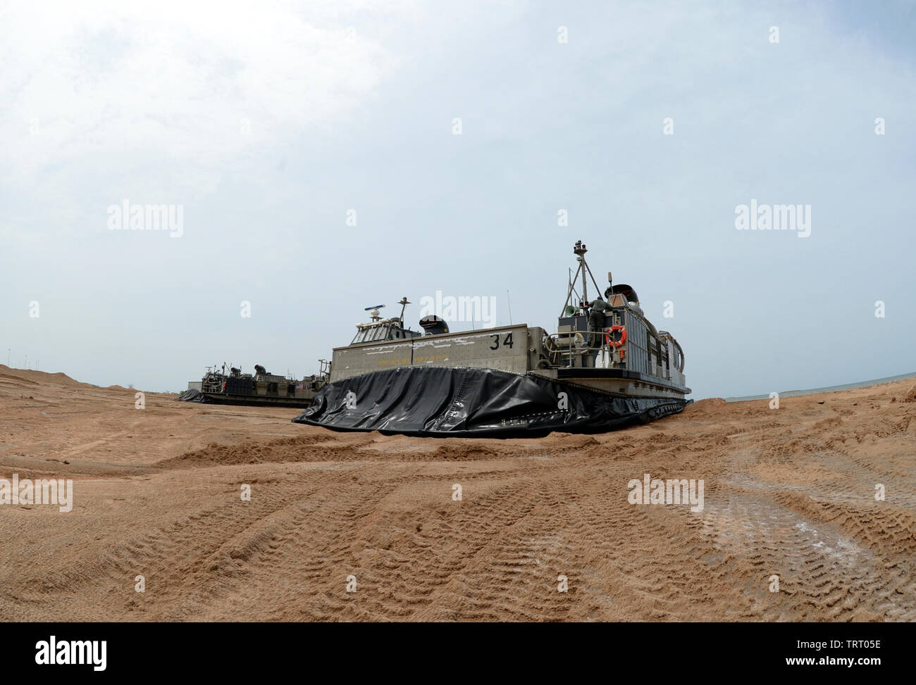 190609-N-WU565-240 - CAMP LEMONNIER, Gibuti - Due Landing Craft Air Cushion (LCAC) attaccata al San Antonio-classe di trasporto anfibio dock nave USS Arlington (LPD-24), effettua un controllo del sistema dopo aver apportato approdo a Red Beach sulla base, Giugno 9, 2019. L'esercizio di atterraggio è un requisito per certificare la spiaggia, dimostrare la capacità e la prontezza. Camp Lemonnier è un'installazione operativa che consente a Stati Uniti, alleati e partner le forze della Nazione per essere dove e quando essi sono necessari per garantire la sicurezza in Europa, Africa e Asia sud-ovest. (U.S. Foto di Marina di Massa lo specialista di comunicazione 2 Foto Stock