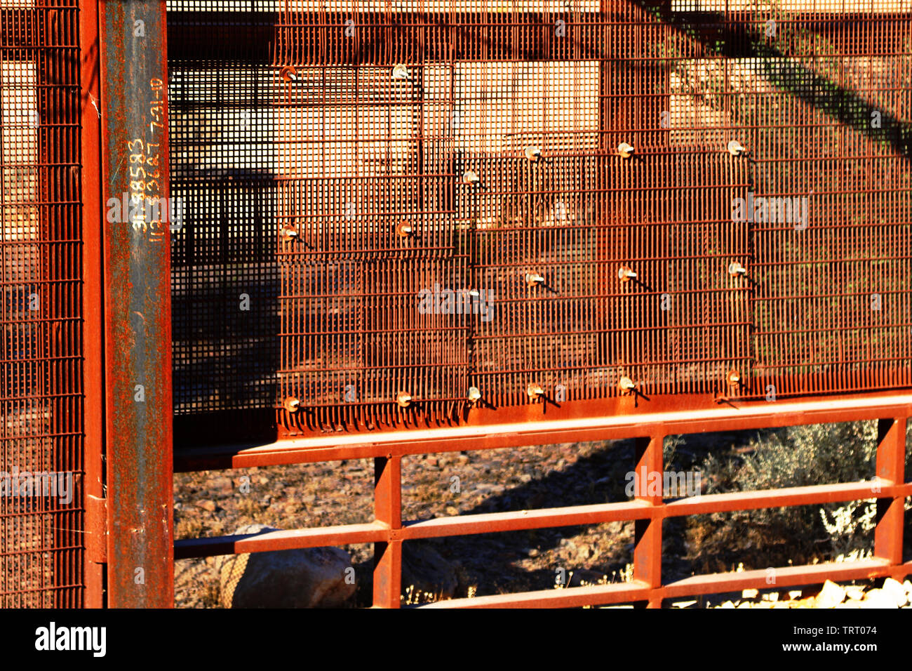 Un controllo di qualità (QA) specialista con la Task Force barriera ha visitato una porzione del settore di Tucson per effettuare ricognizione della barriera esistente Giugno 8, 2019. Il QA ha rilevato la presenza di inondazione di cancelli, porte di accesso, condizioni difficili, le aree in cui la barriera è stata tagliata e riparato, e pendenze ripide, rendendo alcune zone difficili da raggiungere. Foto Stock