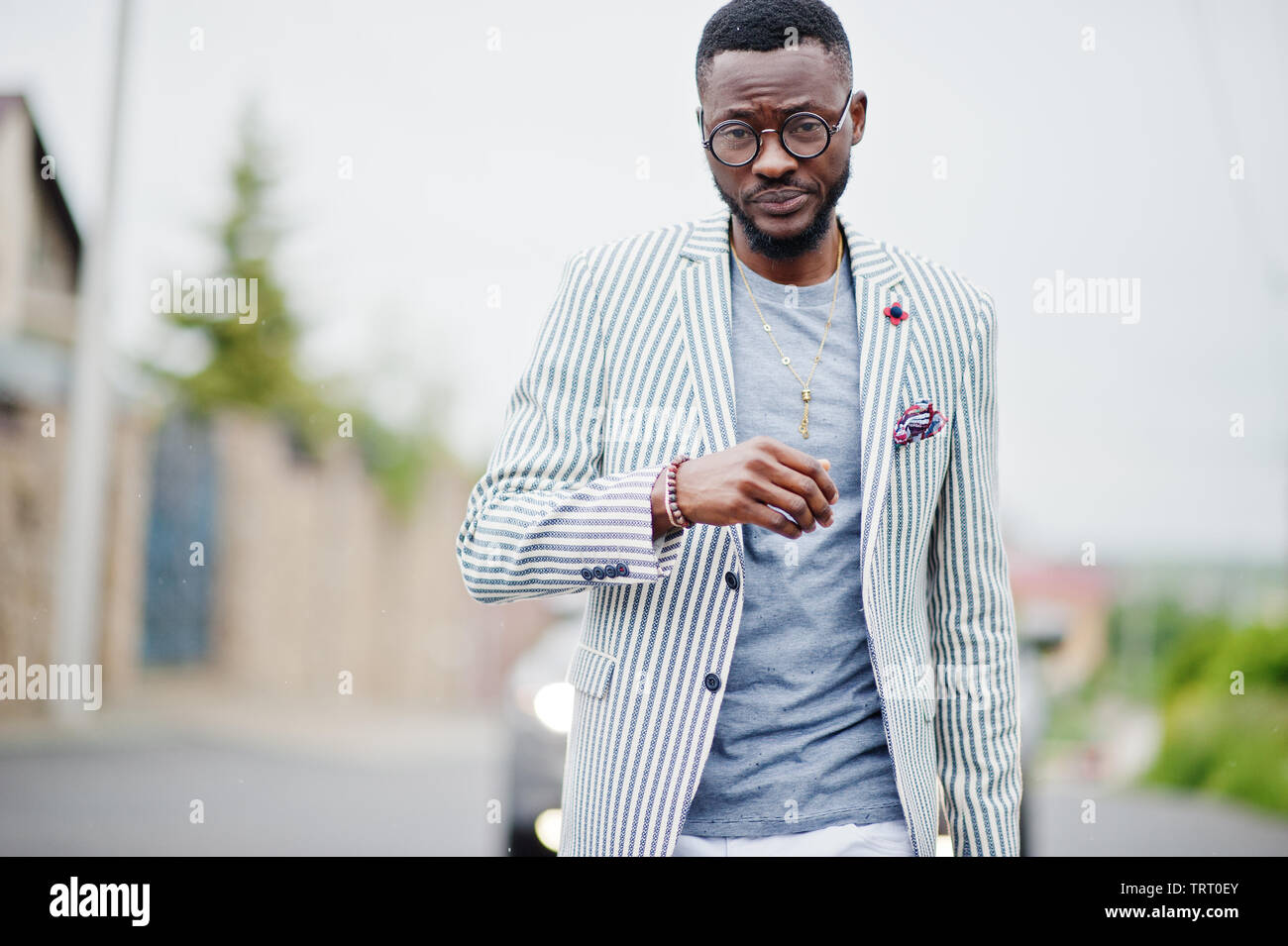 Ricca e di stile americano africano uomo in blazer e pantaloni bianchi,  occhiali poste Foto stock - Alamy