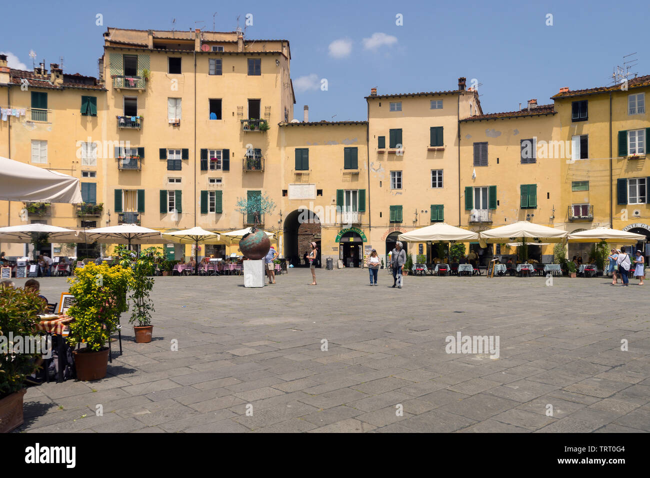 Piazza Anfiteatro, Piazza Anfiteatro, Lucca, Toscana, Italia; spazio pubblico ellittico medievale costruito sulle rovine di un anfiteatro romano Foto Stock