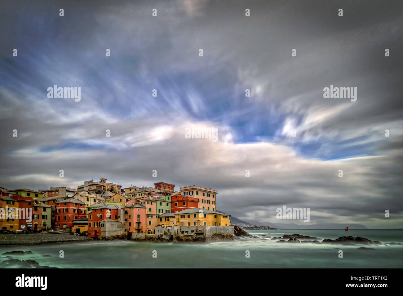 Italia Liguria Genova - Boccadasse è un piccolo borgo di marinai e si trova proprio sul lungomare di Genova. Esso rimane nascosto e se non si conosce il luogo vi è il rischio di passare da senza godere della sua bellezza. Foto Stock