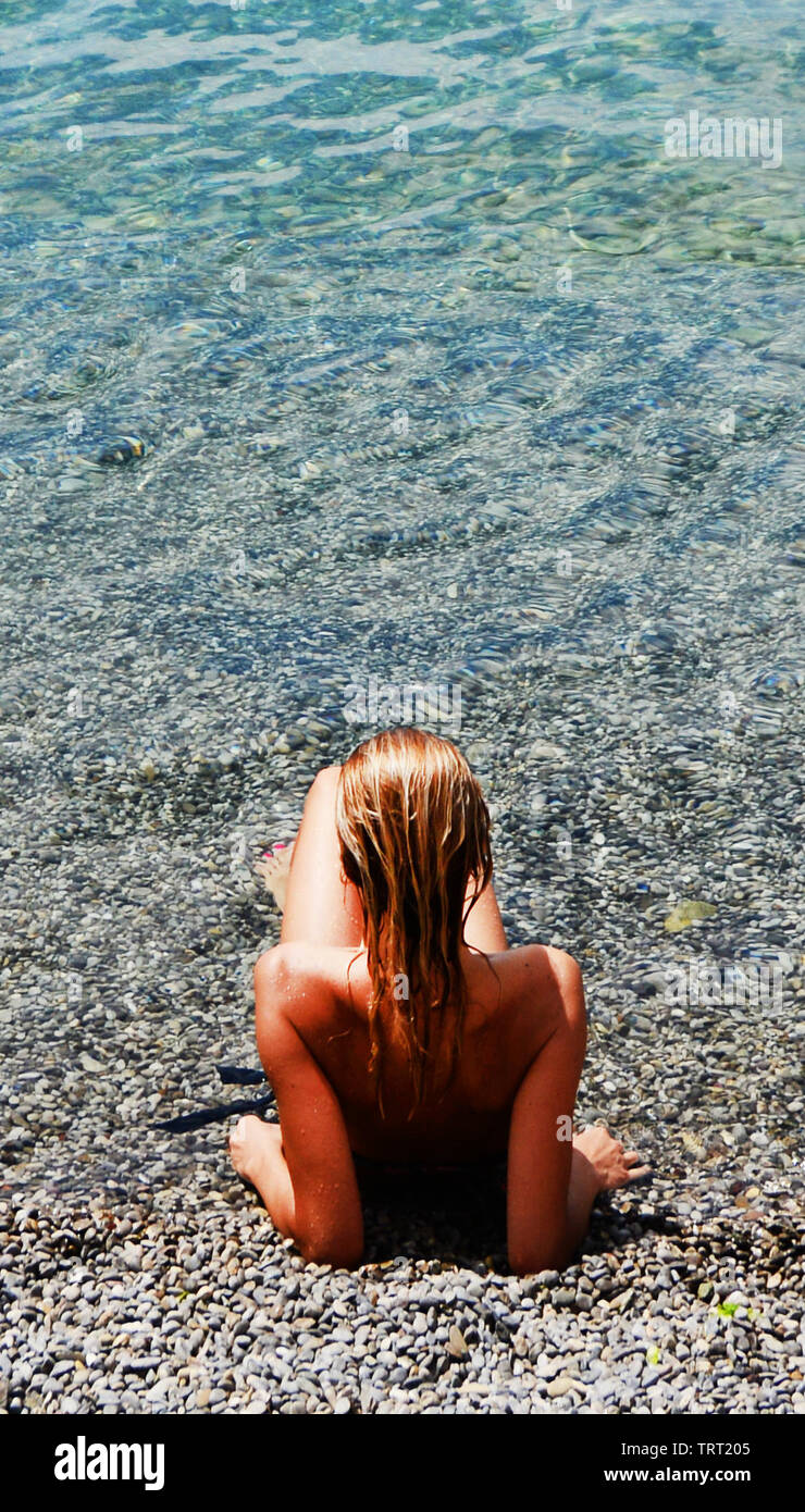 Giovani montenegrini godendo la spiaggia locale intorno Plaža Ponta in Tivat, Montenegro. Foto Stock