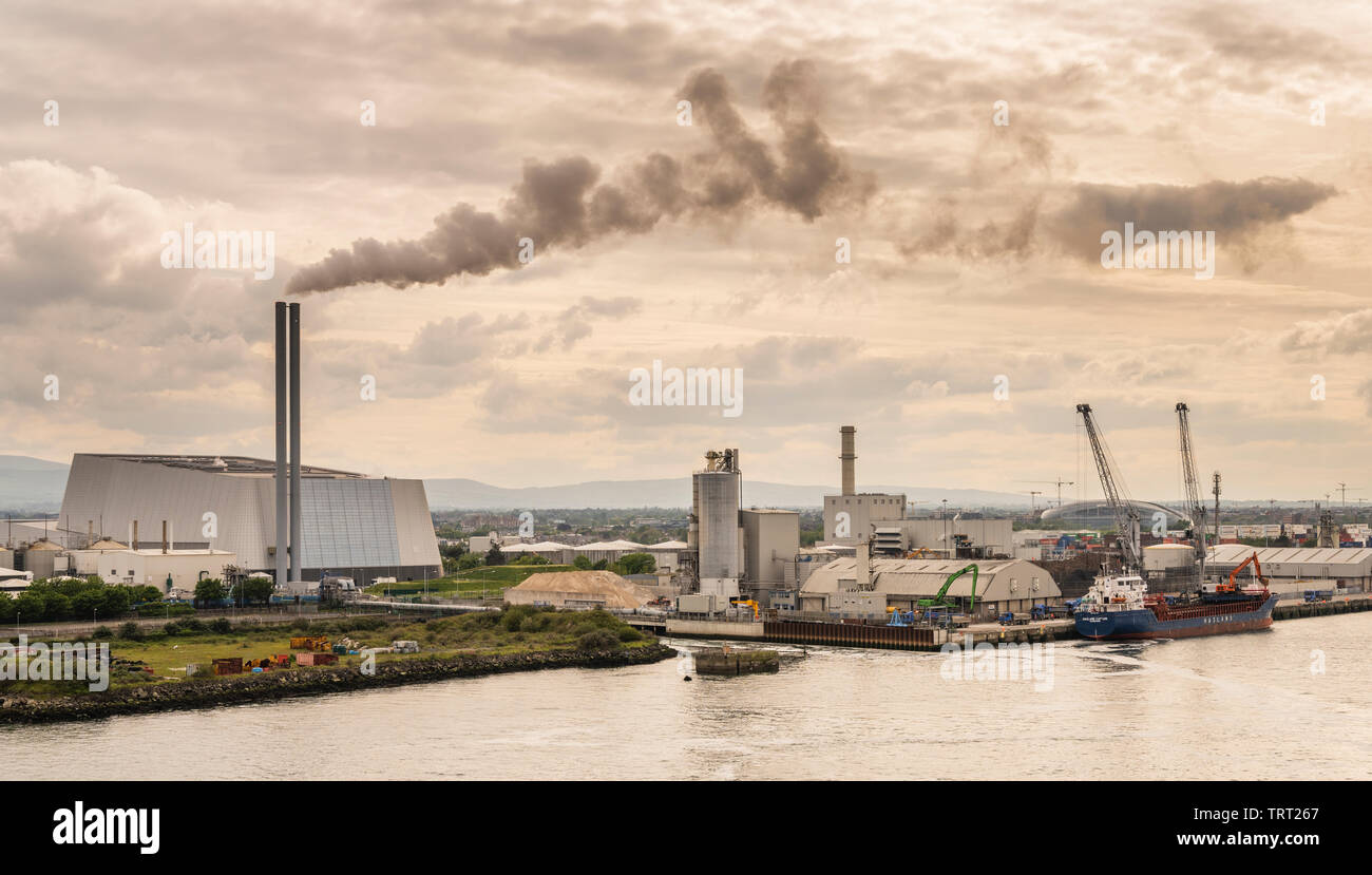 I rifiuti di Dublino con energia di impianto è un inceneritore sulla penisola di Poolbeg sulla riva sud del fiume Liffey, vicino alla sua imboccatura, Dublino, Irlanda Foto Stock