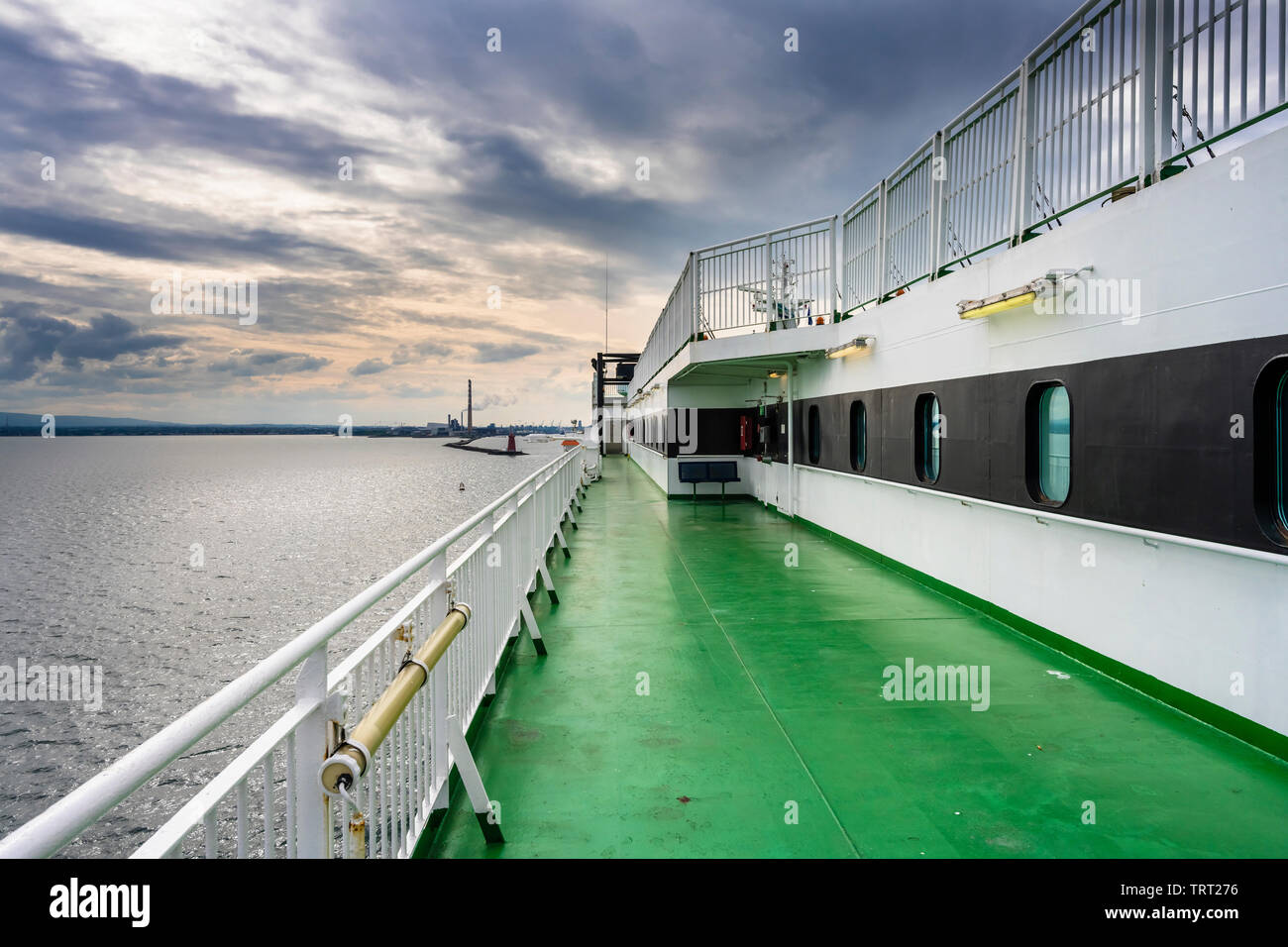 Guardando verso la foce del fiume Lifffey all'ingresso al porto di Dublino, Dublino, Irlanda Irish Ferries nave Ulisse come si entra nel porto Foto Stock