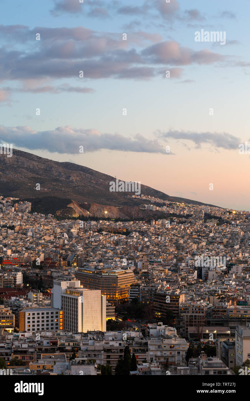 Athens, Grecia - 31 Gennaio 2019: vista serale di Hilton e ad Atene dal Colle Lycabettus, Grecia. Foto Stock